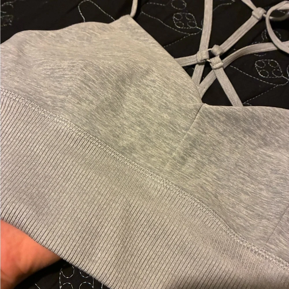 Alo Yoga Light Gray Workout Top - Picture 5 of 7